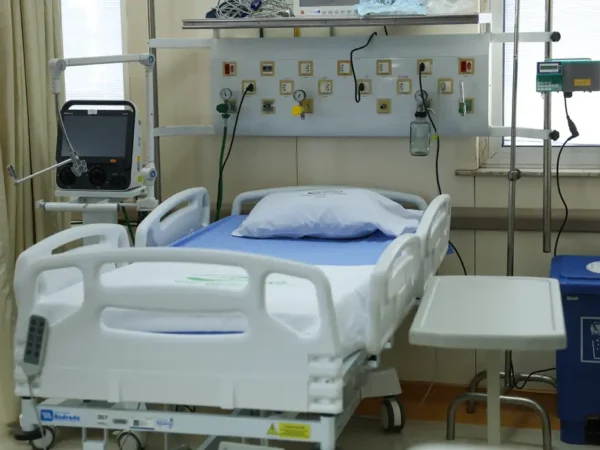 Paciente hospitalizado em cama, representando internações por doenças inflamatórias intestinais.