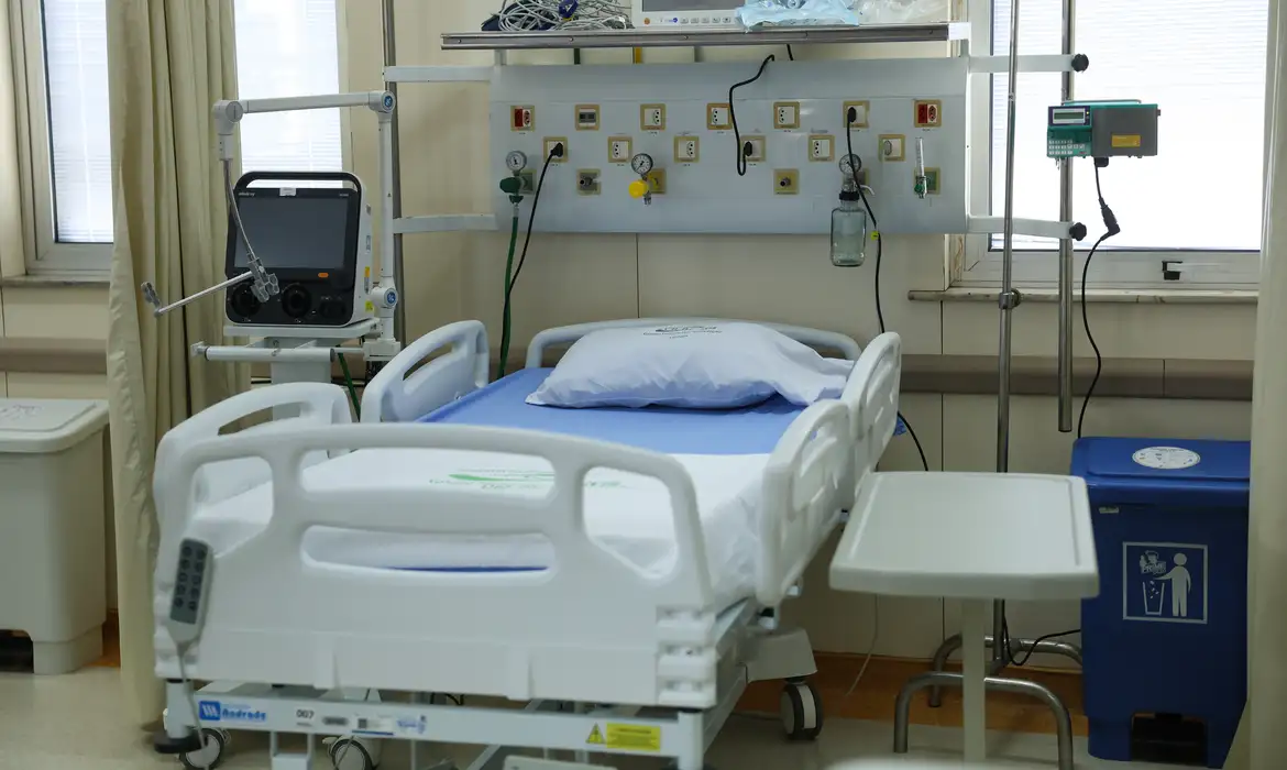 Paciente hospitalizado em cama, representando internações por doenças inflamatórias intestinais.