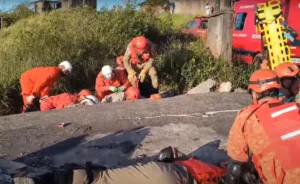 Bombeiros resgatam crianças soterradas após desabamento de laje em Petrópolis