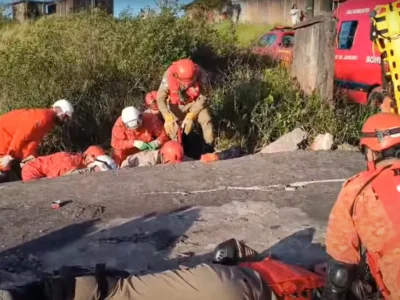 Bombeiros resgatam crianças soterradas após desabamento de laje em Petrópolis