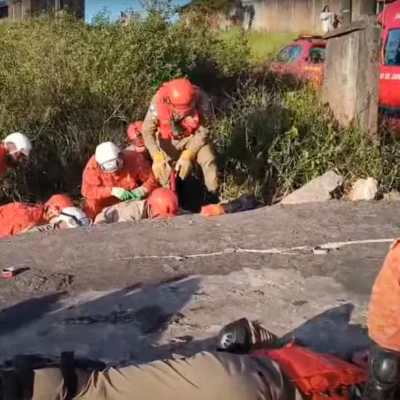 Bombeiros resgatam crianças soterradas após desabamento de laje em Petrópolis