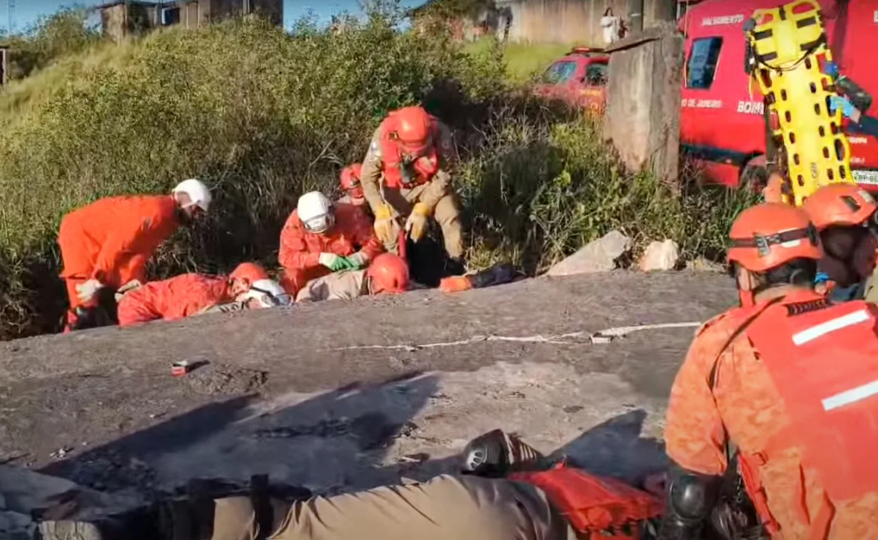 Bombeiros resgatam duas crianças com vida após desabamento de laje em Petrópolis Bombeiros resgatam crianças soterradas após desabamento de laje em Petrópolis