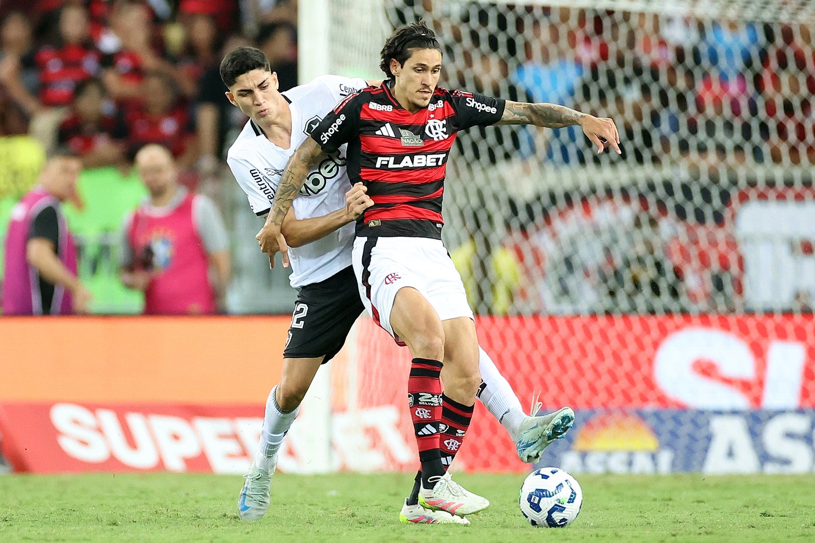 Jair, do Botafogo, disputa bola com Pedro, do Flamengo,