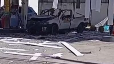 Carro explodido após acidente com botijões de gás em posto de combustíveis de Nova Iguaçu