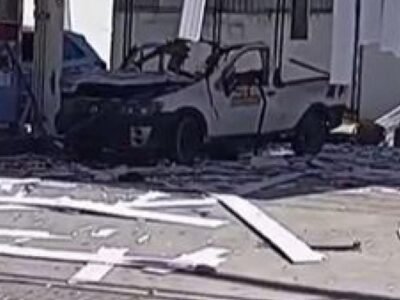 Carro explodido após acidente com botijões de gás em posto de combustíveis de Nova Iguaçu