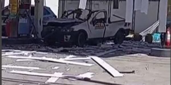 Carro explodido após acidente com botijões de gás em posto de combustíveis de Nova Iguaçu