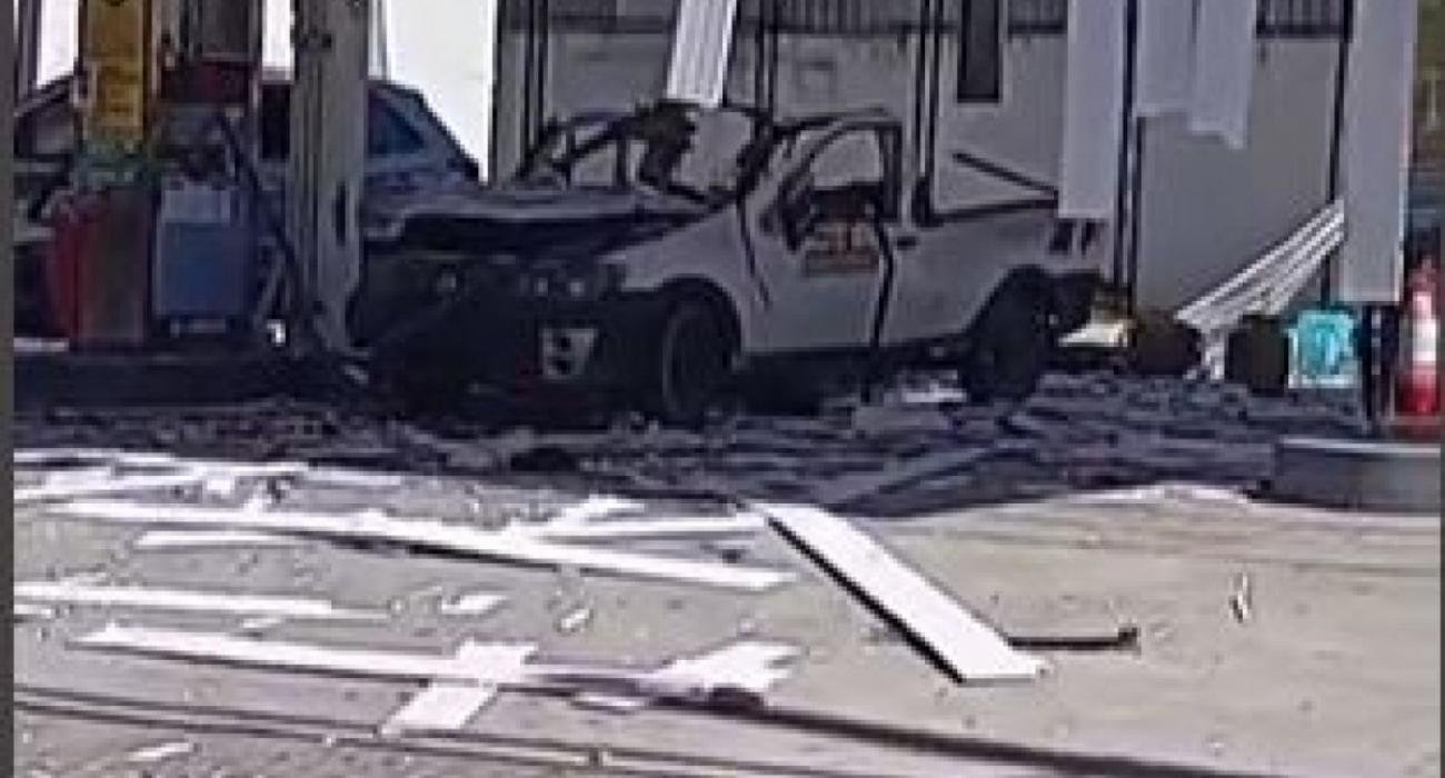 Carro explodido após acidente com botijões de gás em posto de combustíveis de Nova Iguaçu