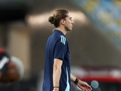 Filipe Luís em campo orientando jogadores do Flamengo durante a partida da Copa do Brasil