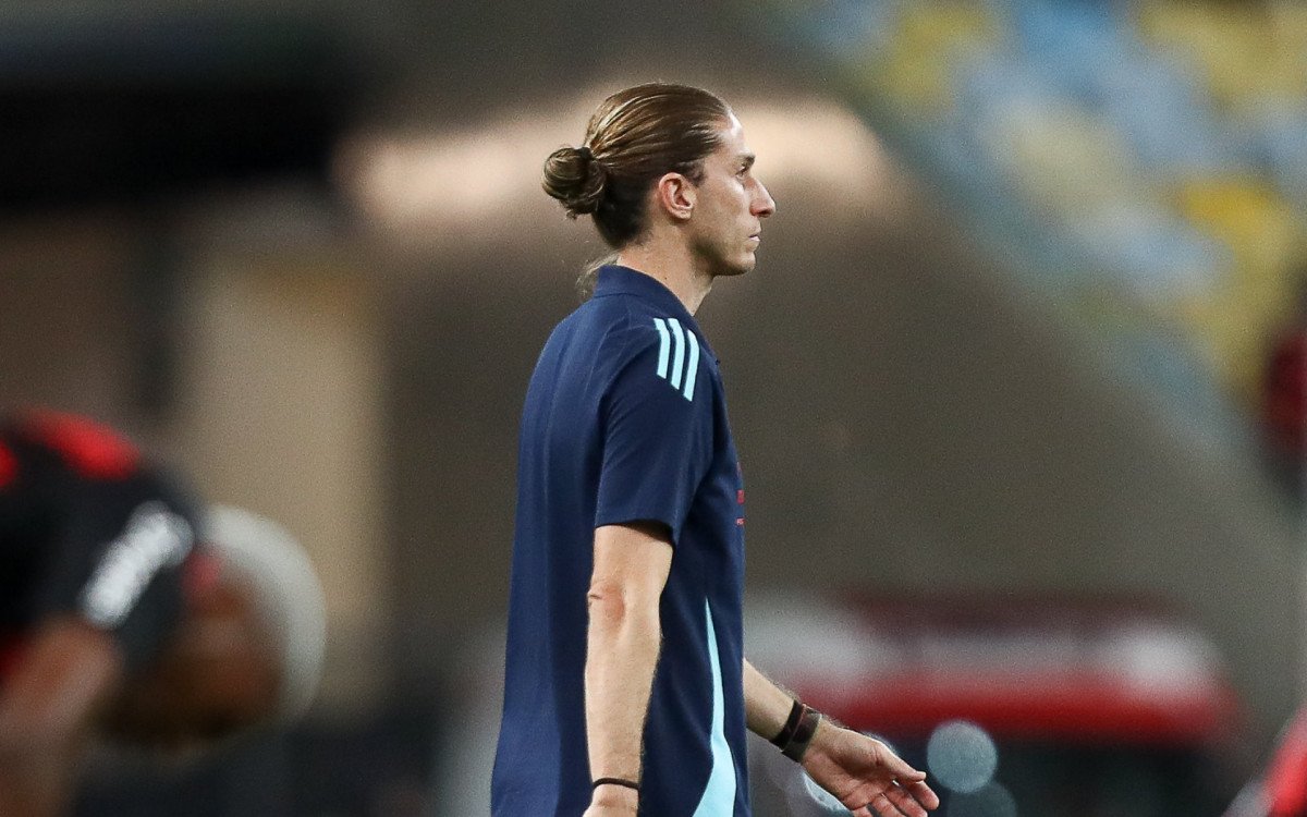 Filipe Luís em campo orientando jogadores do Flamengo durante a partida da Copa do Brasil