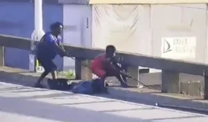 Flagrante sobre a ponte: dupla reincidente tenta furtar cabos e acaba presa