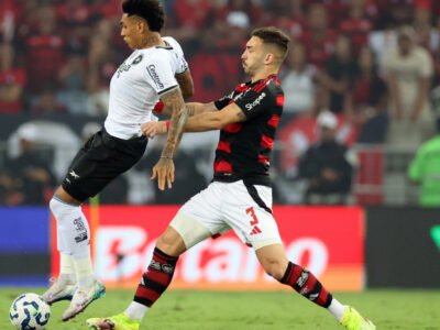 Jogadores de Flamengo e Botafogo disputam a bola durante clássico no Maracanã pelo Brasileirão