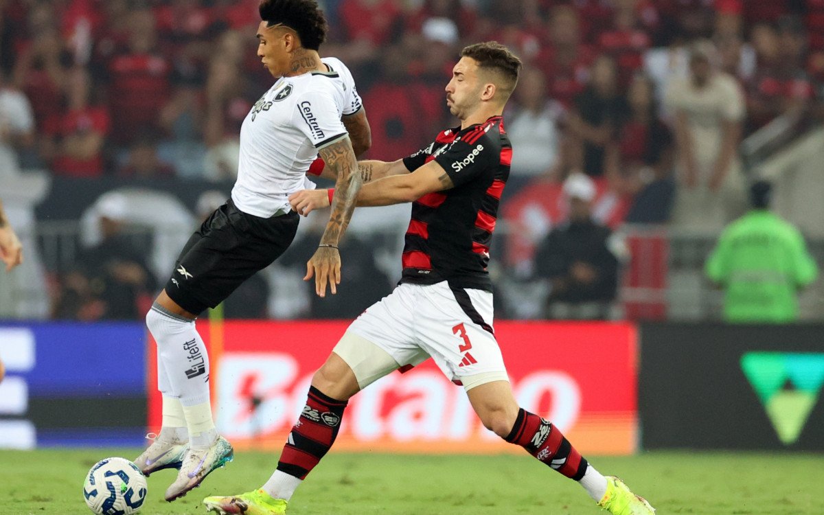 Jogadores de Flamengo e Botafogo disputam a bola durante clássico no Maracanã pelo Brasileirão