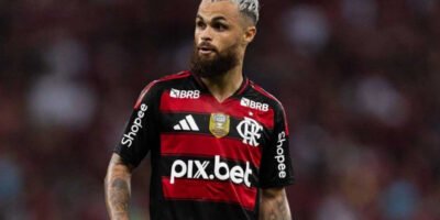 Michael em campo pelo Flamengo durante partida no Maracanã