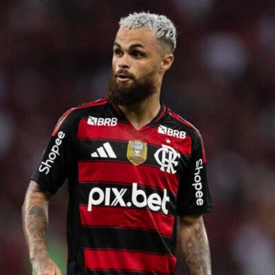 Michael em campo pelo Flamengo durante partida no Maracanã