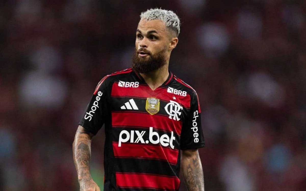 Michael em campo pelo Flamengo durante partida no Maracanã