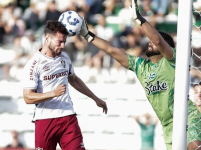 Jogador do Fluminense disputa bola aérea com goleiro do Juventude durante partida do Brasileirão