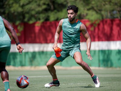 Jogador do Fluminense treina com bola em preparação para clássico contra o Vasco