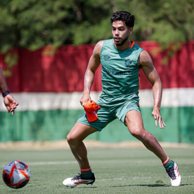 Jogador do Fluminense treina com bola em preparação para clássico contra o Vasco