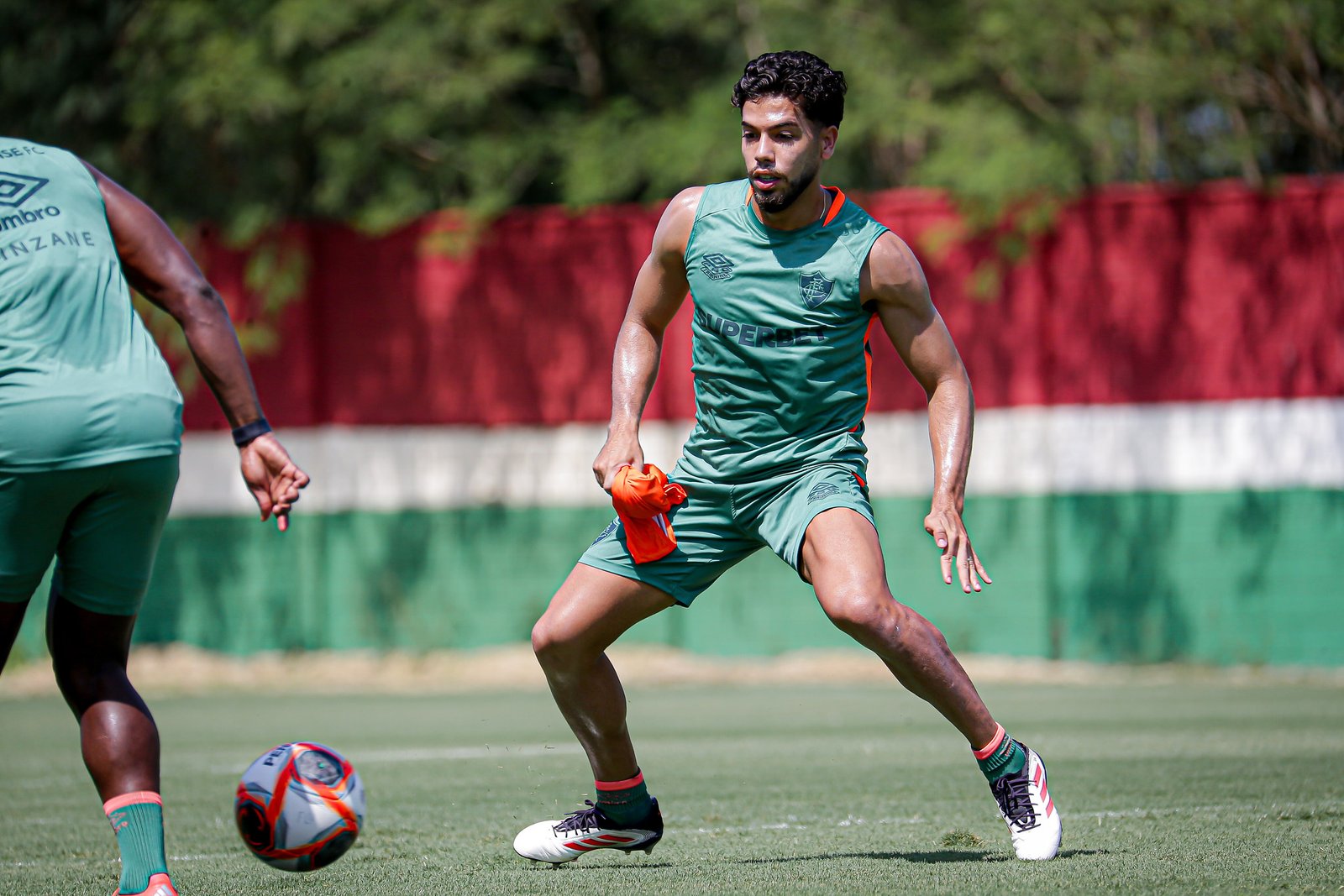 title="Treinamento do Fluminense antes do clássico contra o Vasco" Jogador do Fluminense treina com bola em preparação para clássico contra o Vasco