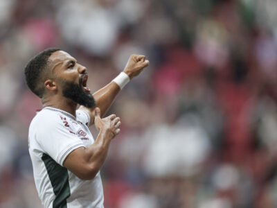 Samuel Xavier comemora após marcar o gol de empate do Fluminense contra a Aparecidense, no Mané Garrincha.