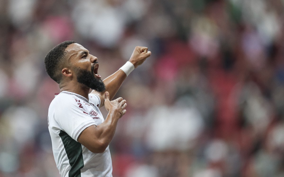 Samuel Xavier comemora após marcar o gol de empate do Fluminense contra a Aparecidense, no Mané Garrincha.