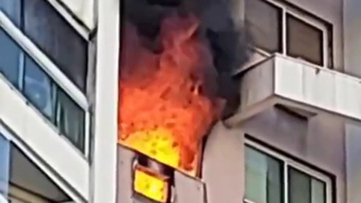 Incêndio consome apartamento no oitavo andar na Barra Olímpica