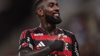 Gerson sai de maca com dor no joelho durante jogo contra o Palmeiras