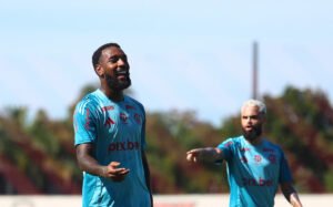 Gerson em tratamento no Flamengo após inflamação leve no joelho