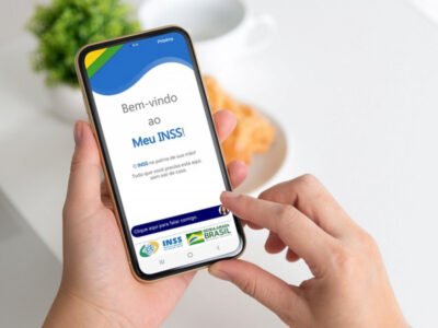 Pessoa acessando o aplicativo Meu INSS pelo celular para solicitar indenização por síndrome do zika vírus
