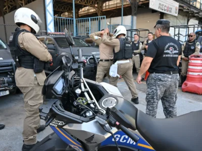 Agente da Guarda de Niterói em treinamento com moto