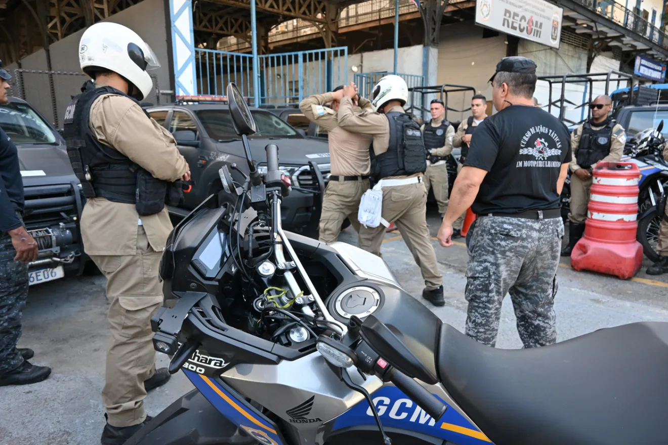 Agente da Guarda de Niterói em treinamento com moto