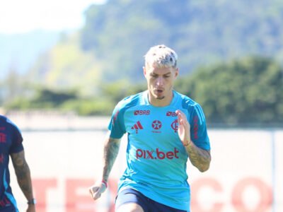 Guillermo Varela em campo pelo Flamengo durante vitória na Copa do Brasil
