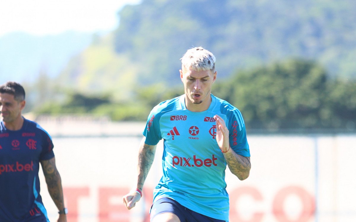 Guillermo Varela em campo pelo Flamengo durante vitória na Copa do Brasil