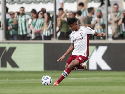 Jogador do Fluminense, Hércules, chuta a bola durante partida contra o América-MG no Campeonato Brasileiro