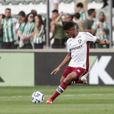 Jogador do Fluminense, Hércules, chuta a bola durante partida contra o América-MG no Campeonato Brasileiro