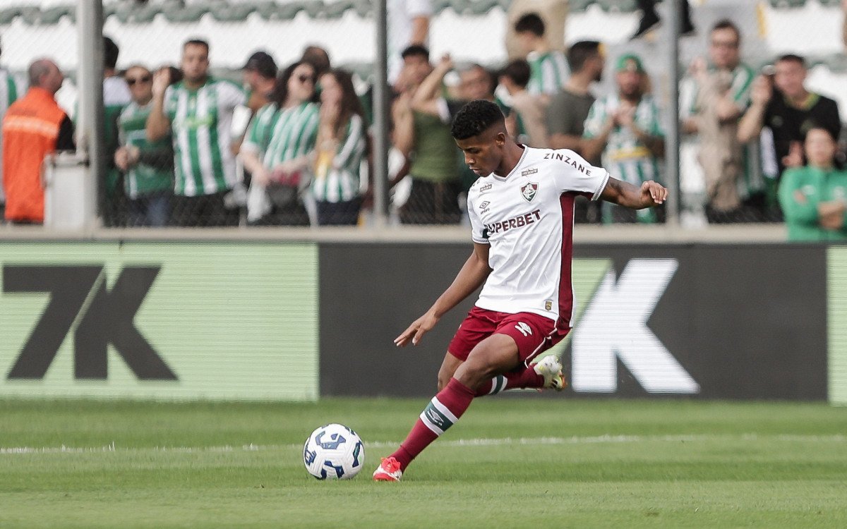 Hércules em lance de gol pelo Fluminense contra o América-MG no Brasileirão Jogador do Fluminense, Hércules, chuta a bola durante partida contra o América-MG no Campeonato Brasileiro