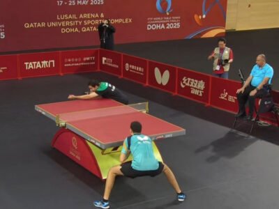 Hugo Calderano em ação no Mundial de tênis de mesa em Doha