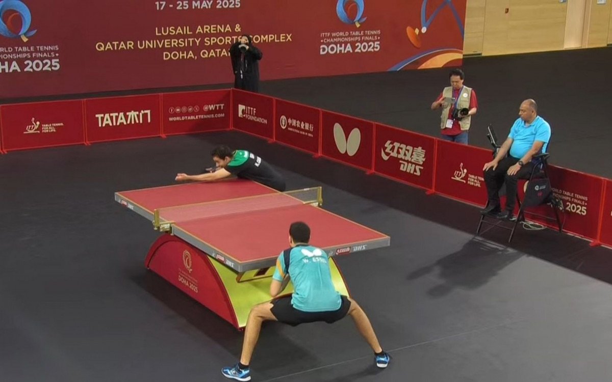 Hugo Calderano em ação no Mundial de tênis de mesa em Doha
