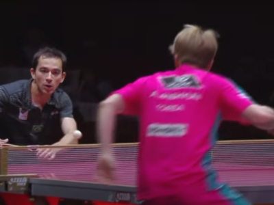 Hugo Calderano celebra ponto durante o Mundial de Tênis de Mesa no Catar