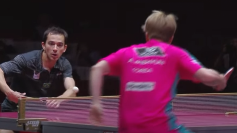 Hugo Calderano celebra ponto durante o Mundial de Tênis de Mesa no Catar