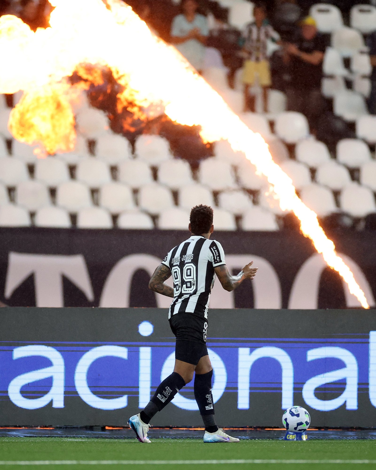 Botafogo goleia em casa e apaga 'cachimbo do saci' pelo Brasileirão | Vitor Silva/Botafogo