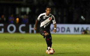 Tchê Tchê durante treino do Vasco antes do clássico contra o Fluminense