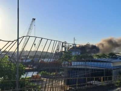 Imagem do incêndio em estaleiro na Ilha da Conceição, com fumaça escura subindo ao céu
