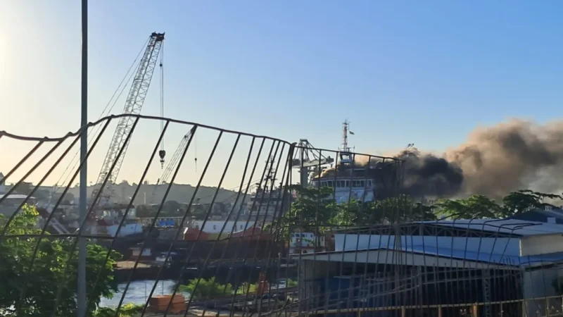 Imagem do incêndio em estaleiro na Ilha da Conceição, com fumaça escura subindo ao céu