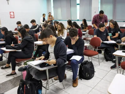 Estudantes fazem a inscrição para o Enem 2025 pela Página do Participante