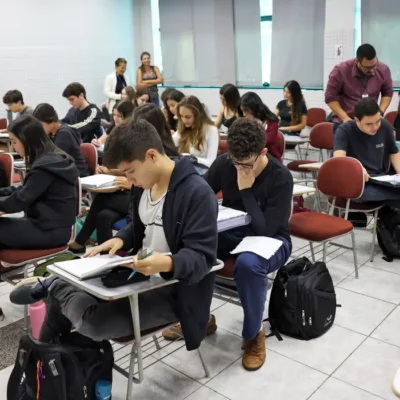 Estudantes fazem a inscrição para o Enem 2025 pela Página do Participante