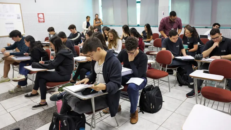 Estudantes fazem a inscrição para o Enem 2025 pela Página do Participante
