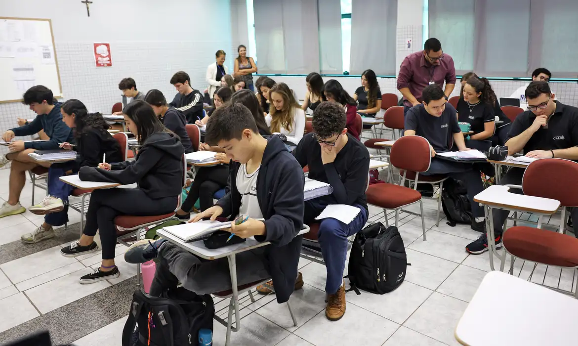Estudantes fazem a inscrição para o Enem 2025 pela Página do Participante