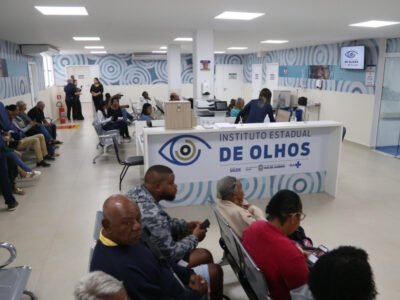 Pacientes aguardam atendimento na recepção do Instituto Estadual de Olhos do RJ, com ambiente moderno e acessível