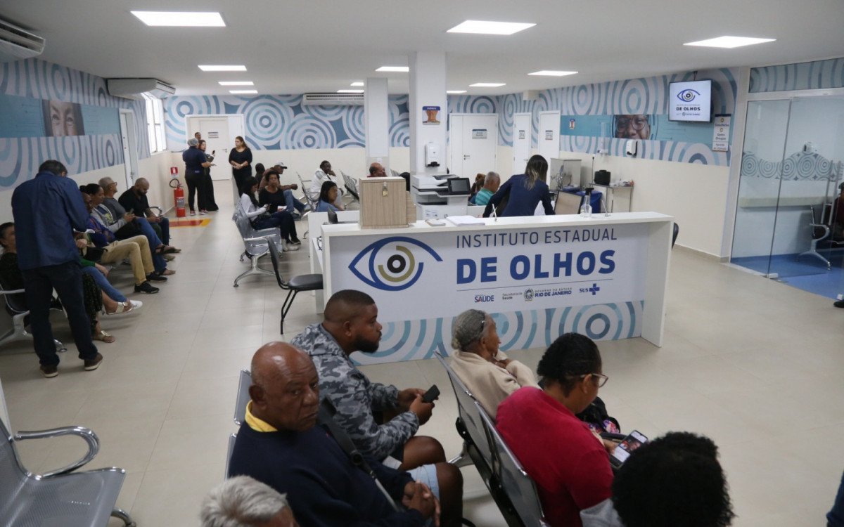 Pacientes aguardam atendimento na recepção do Instituto Estadual de Olhos do RJ, com ambiente moderno e acessível